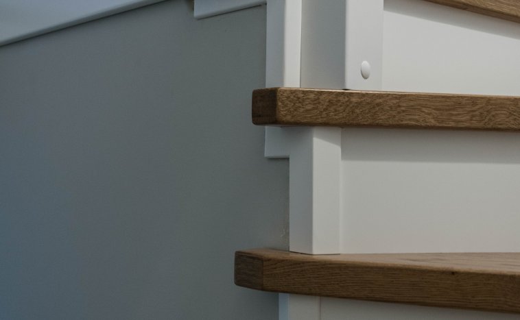 schody zabiegowe na konstrukcji drewnianej