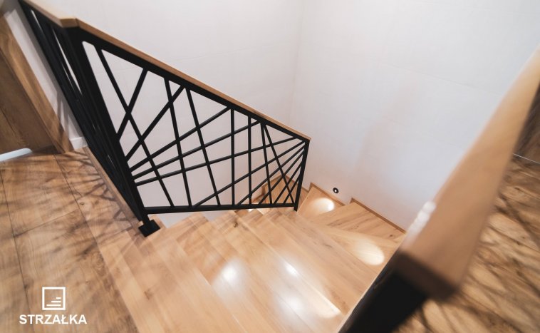 Nowoczesne schody dywanowe z barierką metalową