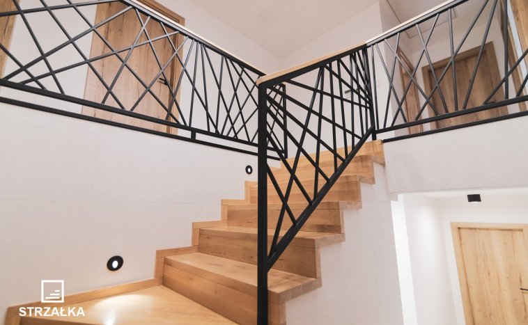 Nowoczesne schody dywanowe z balustradą metalową- Żory